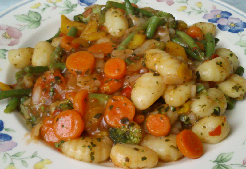 Pfannengericht mit Möhren, Böhnchen und Bokkoliröschen in Tomatensoße mit Kräutern